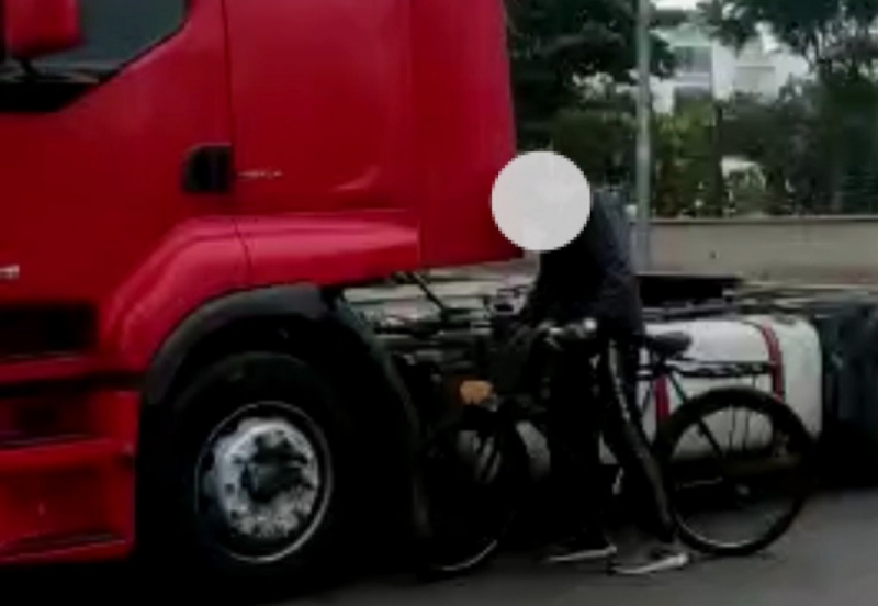 Akü hırsızlığı anları kameraya yansıdı